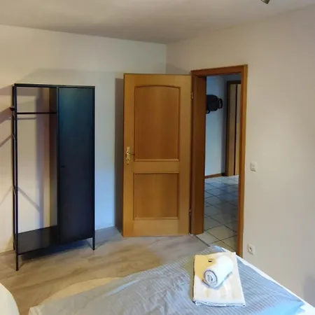 Viel Platz Und Ruhe Fuer 4 Am Valentins-park Apartment